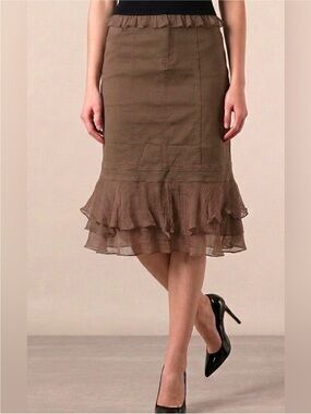 VintageTiered Silk Ruffle Skirt -
NWOT ⚡️Vintage Size 8, fits like 12. Waist 32”